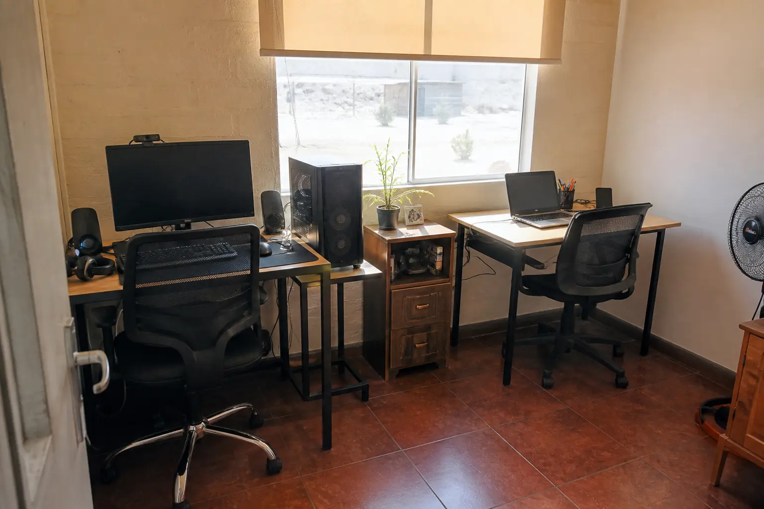 Dos estaciones de computador en una habitación